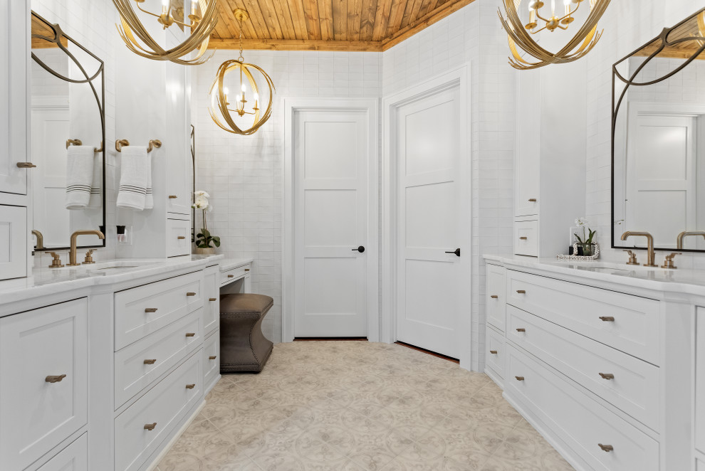 Idéer för att renovera ett mycket stort vintage vit vitt en-suite badrum, med skåp i shakerstil, vita skåp, ett fristående badkar, en dusch i en alkov, vit kakel, klinkergolv i keramik, ett undermonterad handfat, bänkskiva i kvarts, beiget golv och dusch med gångjärnsdörr