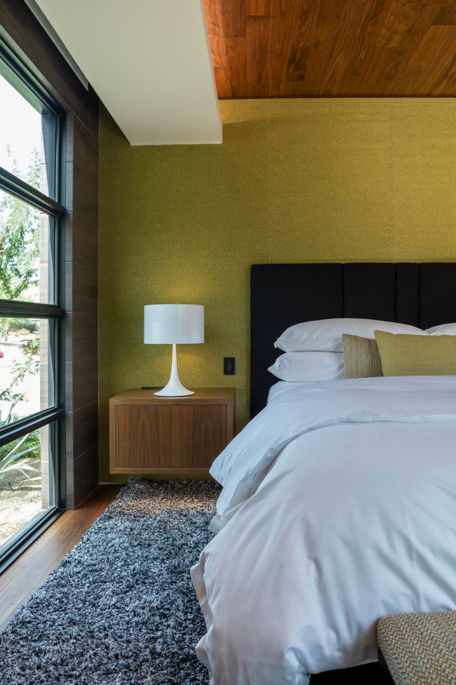 На фото: гостевая спальня среднего размера, (комната для гостей) в стиле модернизм с желтыми стенами, бежевым полом и многоуровневым потолком с