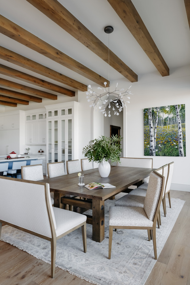 Источник вдохновения для домашнего уюта: столовая в стиле кантри с белыми стенами, светлым паркетным полом, бежевым полом и балками на потолке