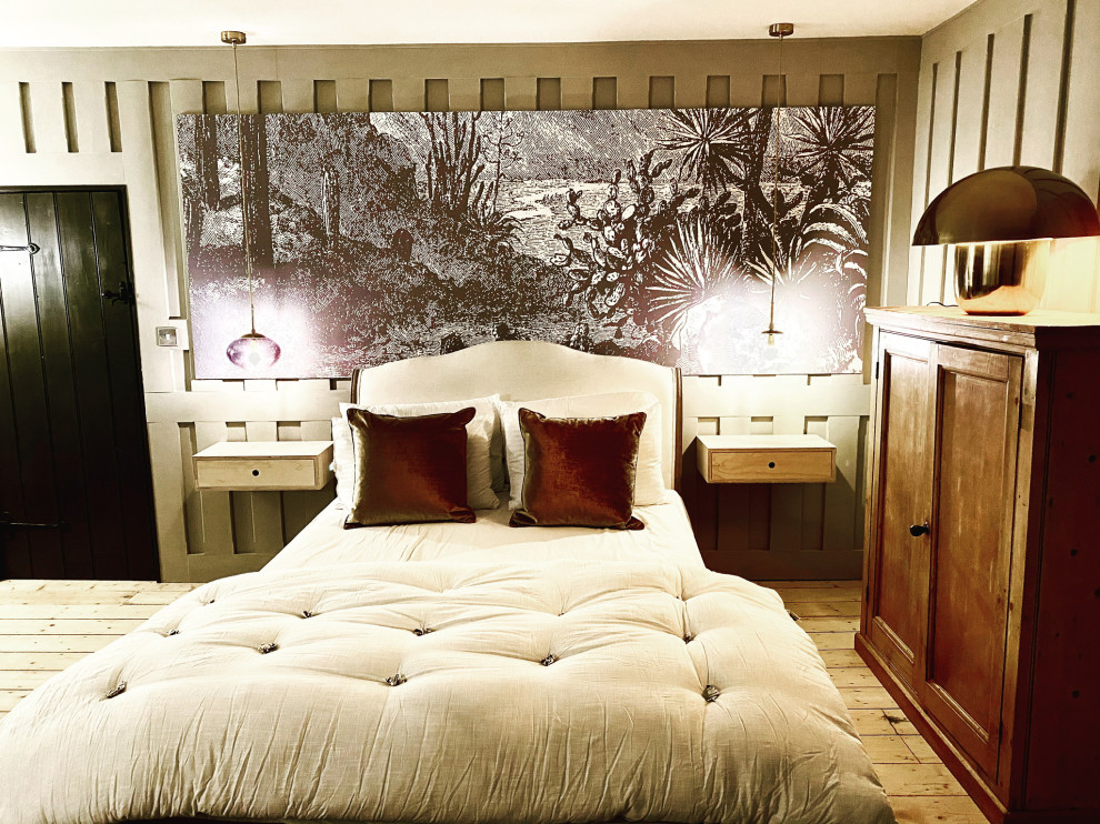 Bedroom - eclectic bedroom idea in Oxfordshire
