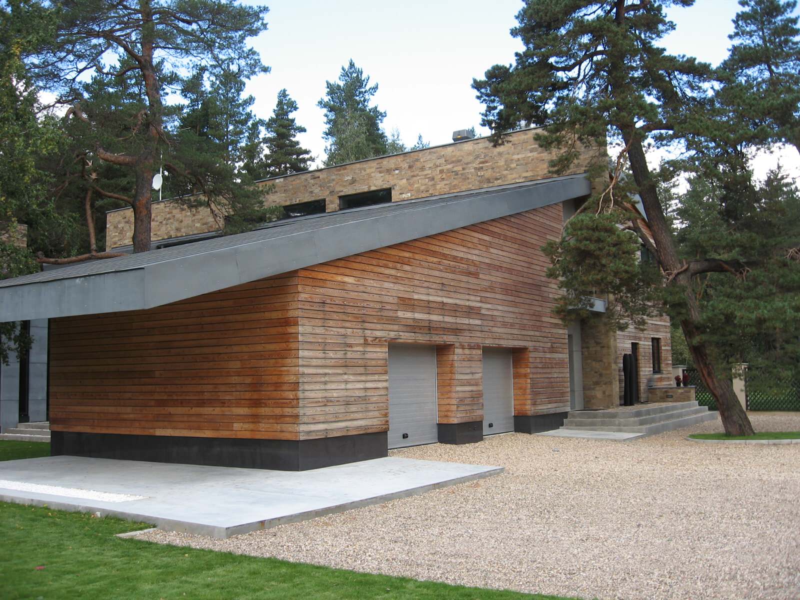 Дом в соснах у пруда