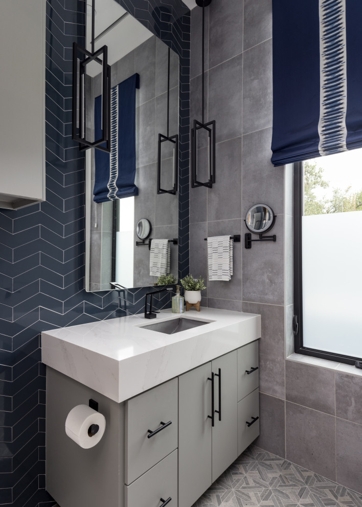 Стильный дизайн: ванная комната в современном стиле с серыми фасадами, синей плиткой, керамической плиткой, белой столешницей, тумбой под одну раковину и встроенной тумбой - последний тренд