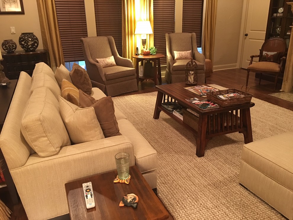 Example of a transitional home design design in Houston