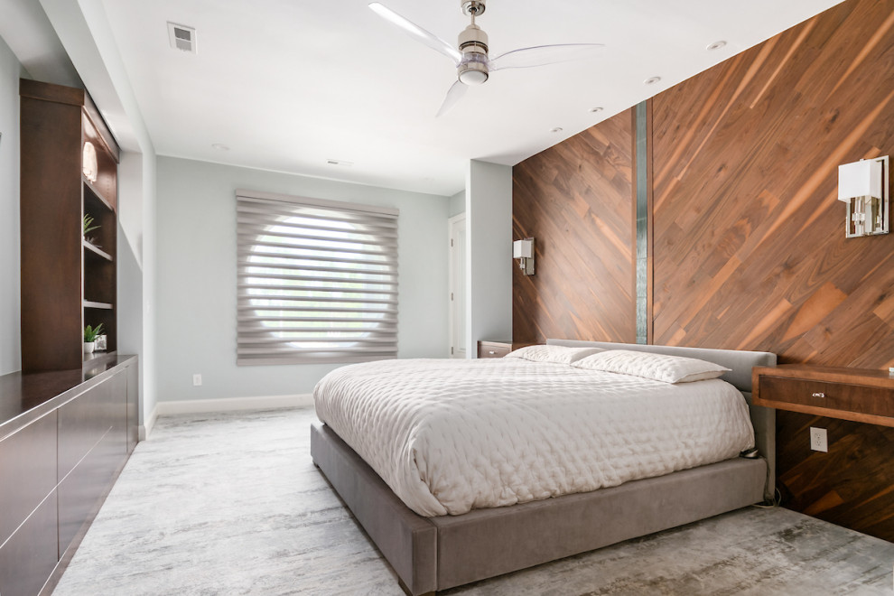 На фото: большая хозяйская спальня в стиле модернизм с ковровым покрытием, разноцветным полом и деревянными стенами