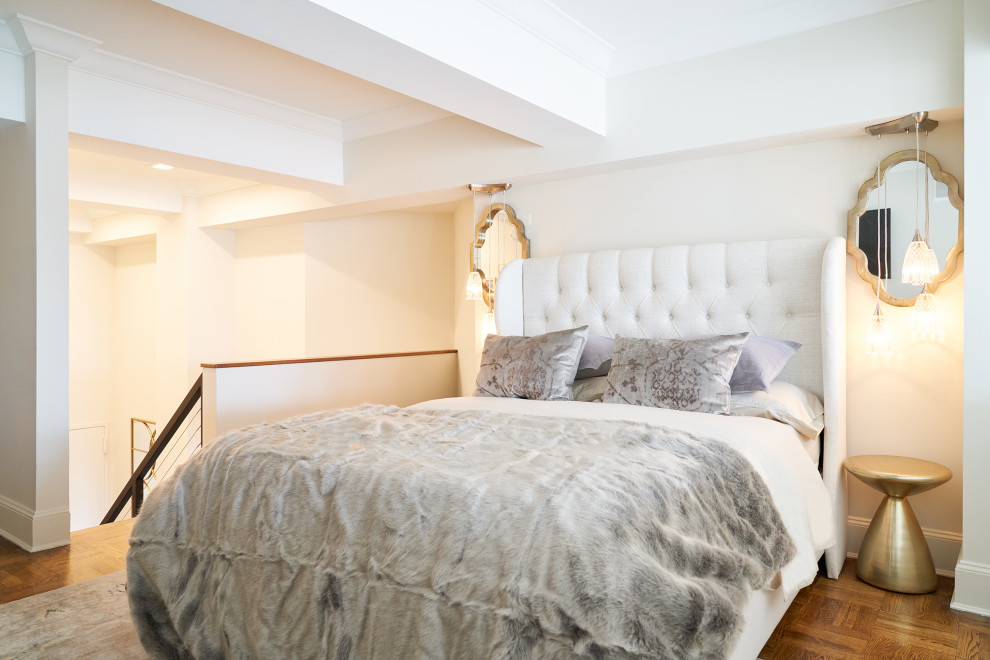 Immagine di una piccola camera da letto stile loft tradizionale con pareti beige, pavimento in legno massello medio, pavimento marrone e soffitto a cassettoni
