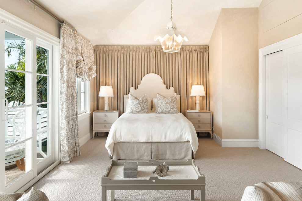 Geräumiges Maritimes Schlafzimmer im Loft-Style mit beiger Wandfarbe, Teppichboden und beigem Boden in Miami