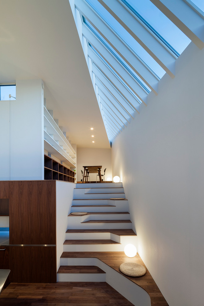 This is an example of a modern staircase in Yokohama.
