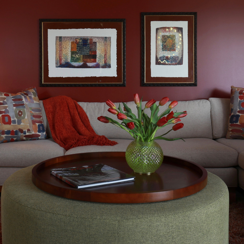 Стильный дизайн: большая открытая гостиная комната в современном стиле с красными стенами, паркетным полом среднего тона, подвесным камином, отдельно стоящим телевизором и коричневым полом - последний тренд