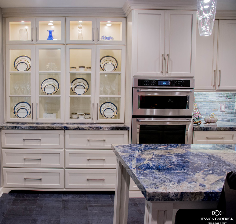 Inspiration for a transitional kitchen remodel in Detroit