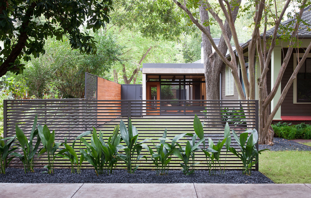 Inspiration for a modern front yard garden in Austin with gravel.