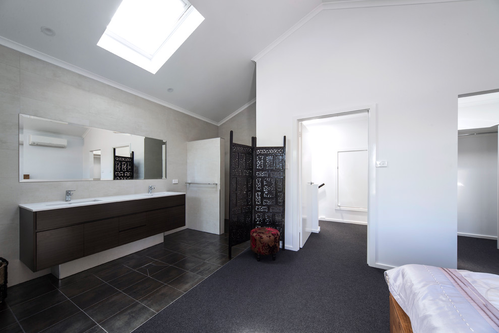 Inspiration for a mid-sized contemporary master bedroom in Canberra - Queanbeyan with white walls and carpet.