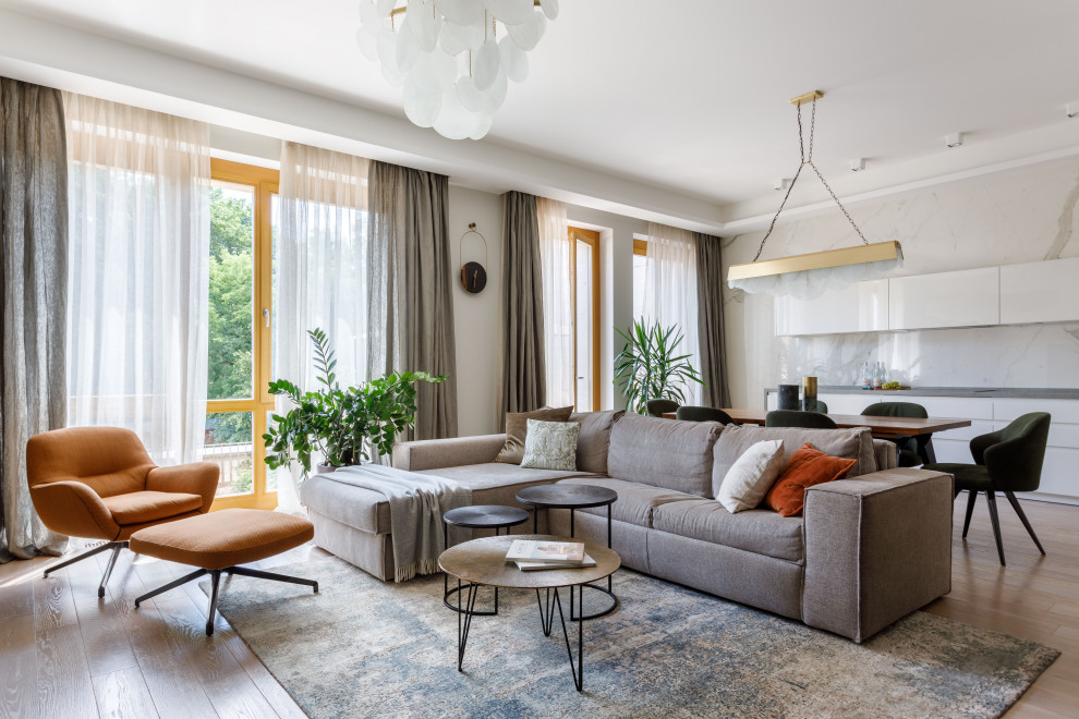 Idee per un grande soggiorno minimal aperto con pareti bianche, parquet chiaro e pavimento beige