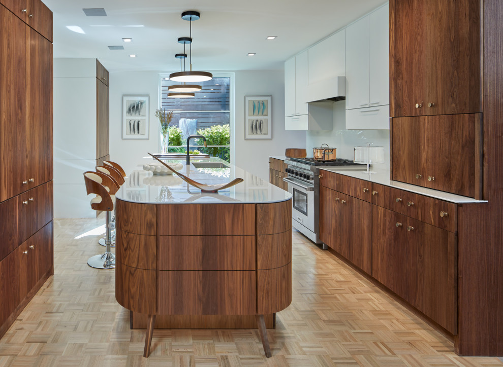 Immagine di una cucina minimalista di medie dimensioni con ante lisce, ante marroni, top in superficie solida, pavimento in legno massello medio, pavimento marrone e top bianco