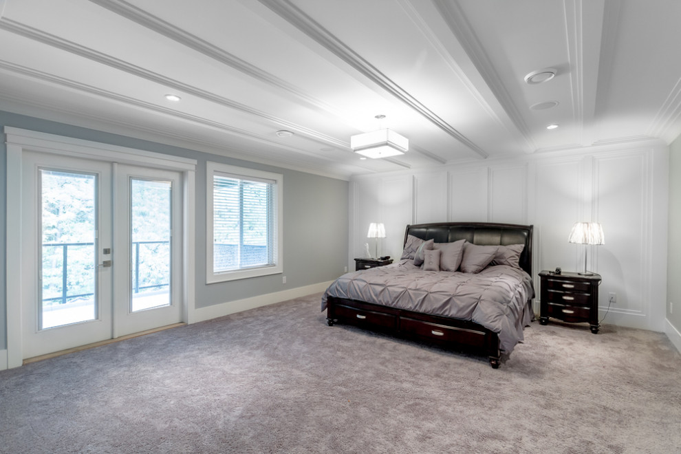 На фото: хозяйская спальня среднего размера в современном стиле с белыми стенами, ковровым покрытием, серым полом, кессонным потолком и панелями на стенах