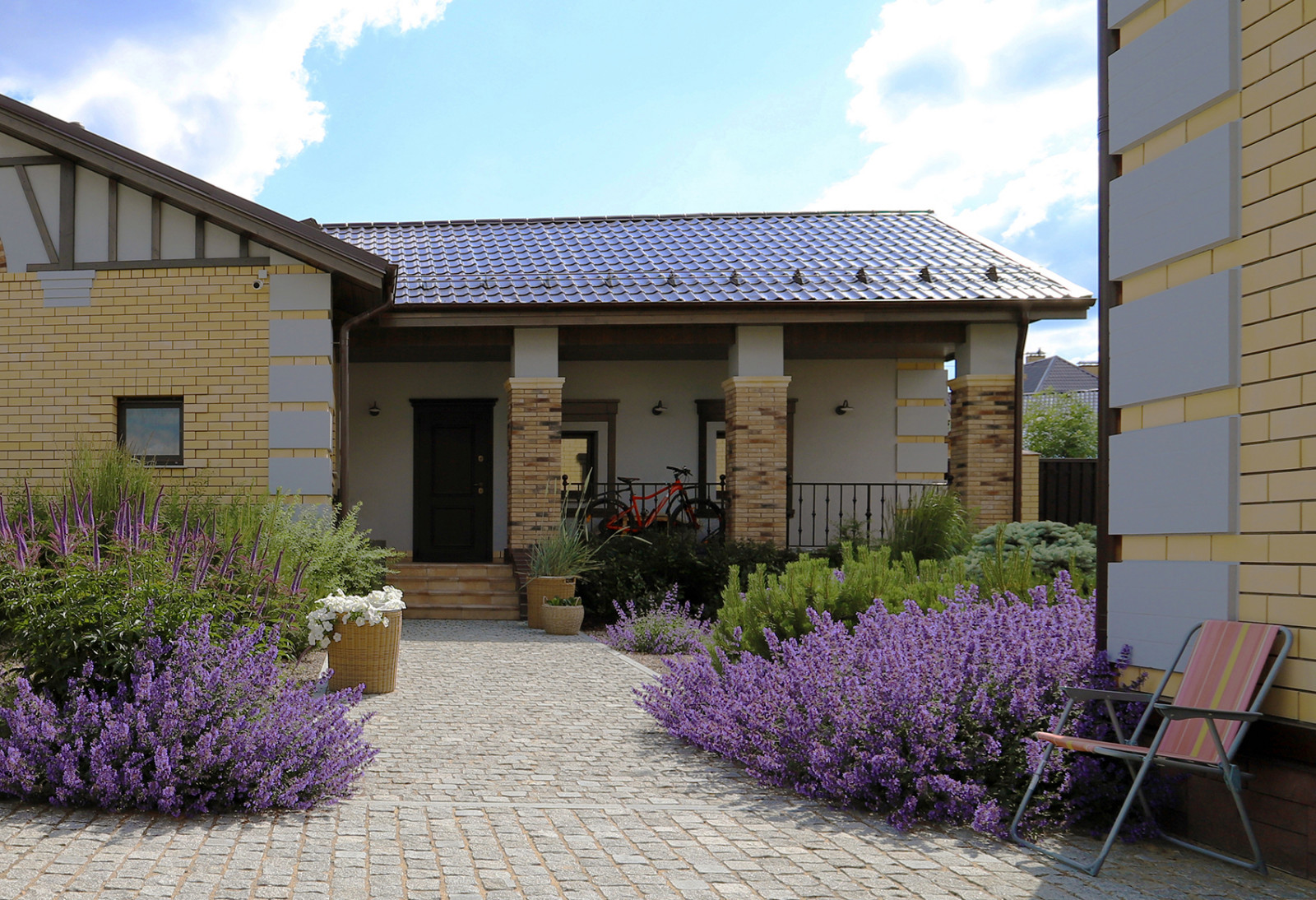 Элимус песчаный в плетеных корзинах и другие сизоватые и серебристые растения