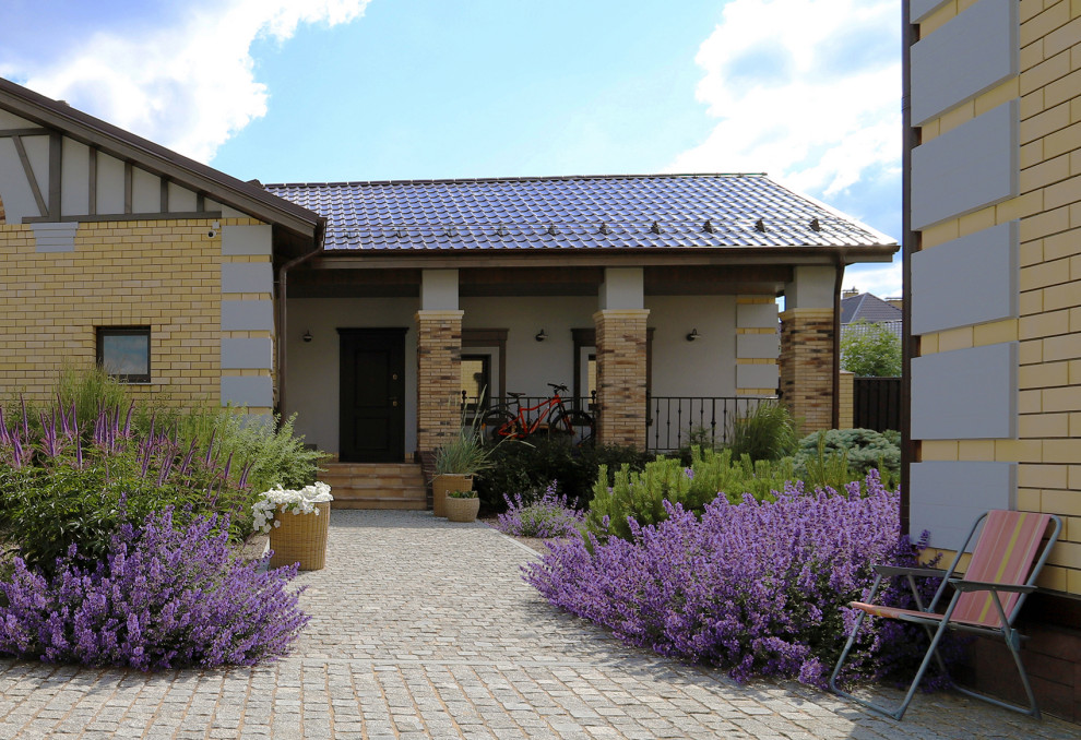 Элимус песчаный в плетеных корзинах и другие сизоватые и серебристые растения