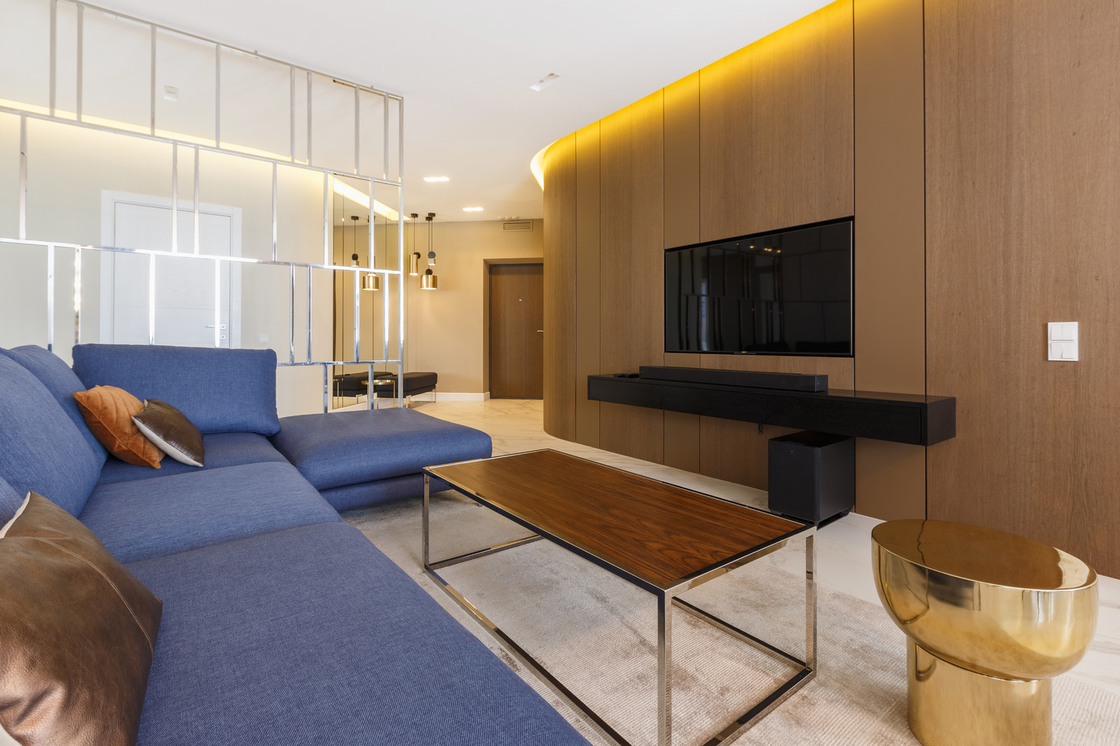 Квартира с радиусными панелями и глубокими цветами