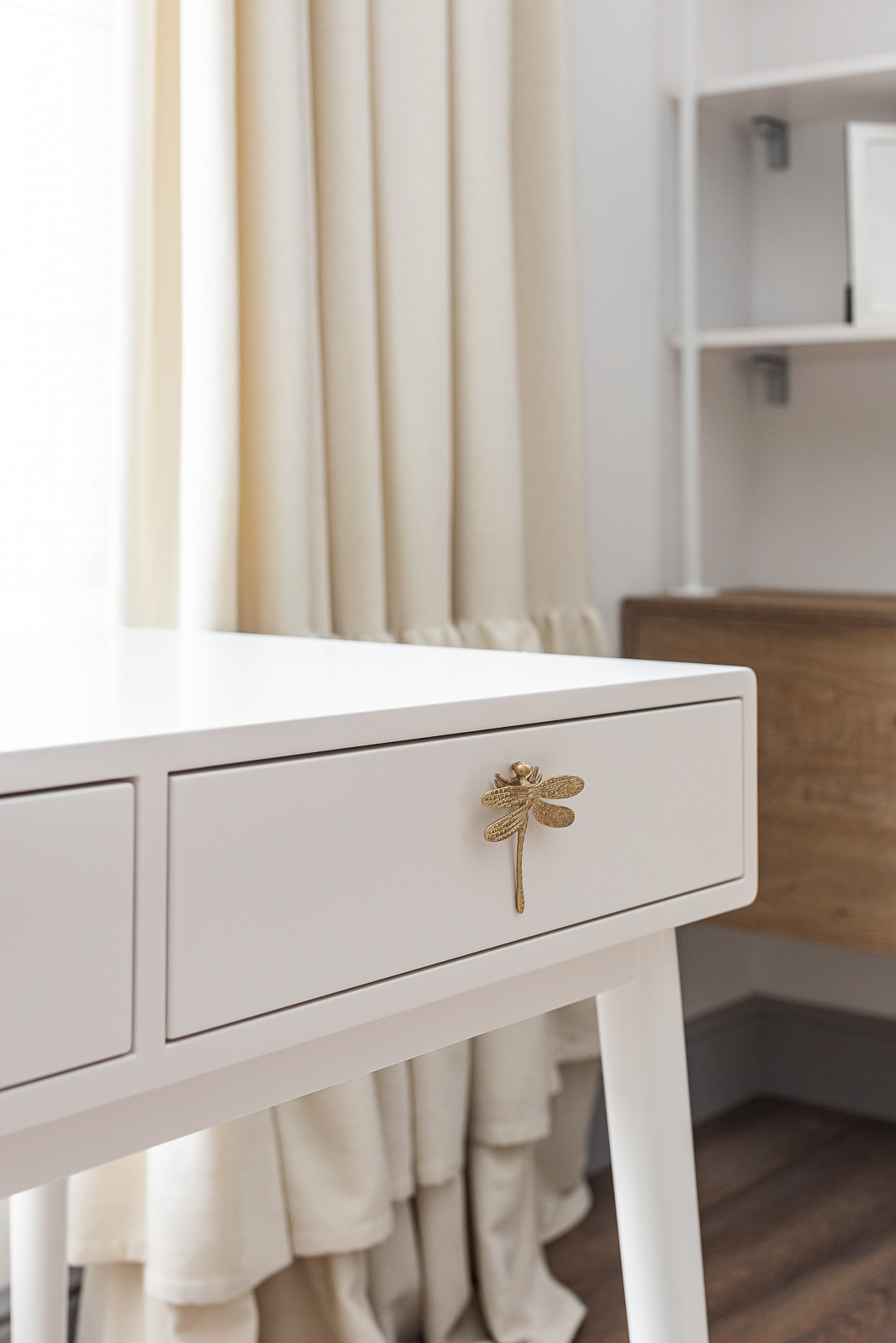 Стол. Фрагмент