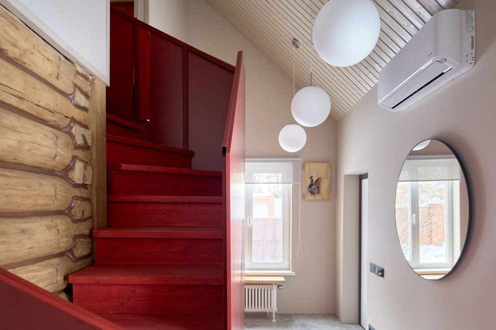 Кухня с верстаком и красная лестница