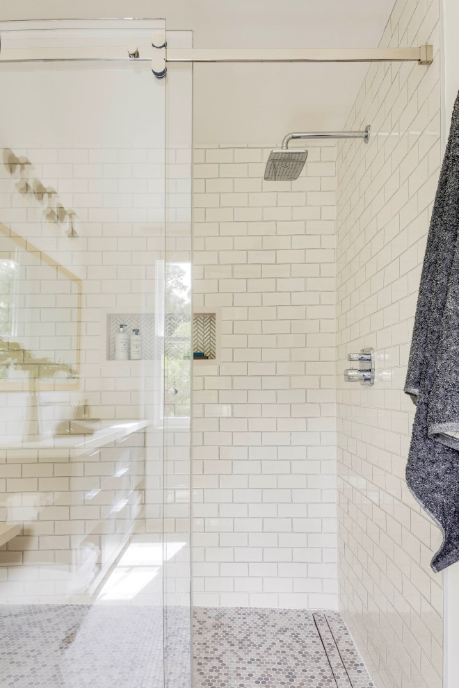 На фото: детская ванная комната в морском стиле с душем без бортиков, белой плиткой, плиткой кабанчик, белыми стенами, полом из мозаичной плитки, разноцветным полом и белой столешницей с