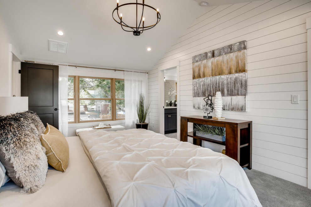 Cette image montre une chambre avec moquette rustique avec un mur blanc, un sol gris, un plafond voûté et du lambris de bois.