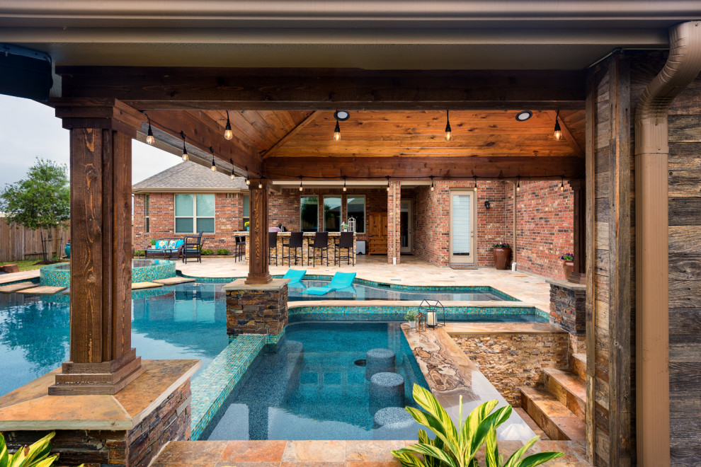 Источник вдохновения для домашнего уюта: большой бассейн произвольной формы на заднем дворе в стиле модернизм с покрытием из плитки