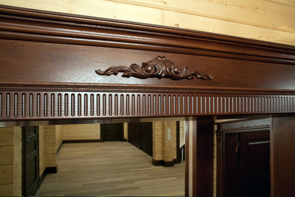 Кессонные потолки, стеновые панели, двери и кухня в деревянном доме