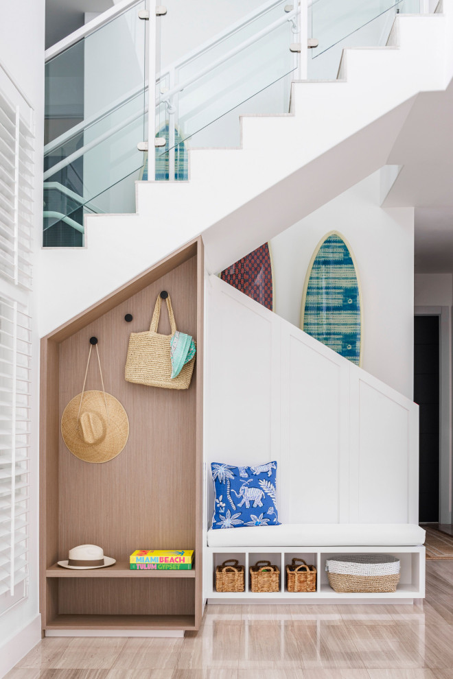 Ispirazione per un ingresso con anticamera stile marino di medie dimensioni con pareti bianche, pavimento beige e pavimento in legno massello medio