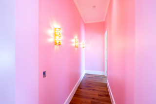 ピンクのおしゃれな廊下 (ピンクの壁) のインテリア・収納 画像 75選