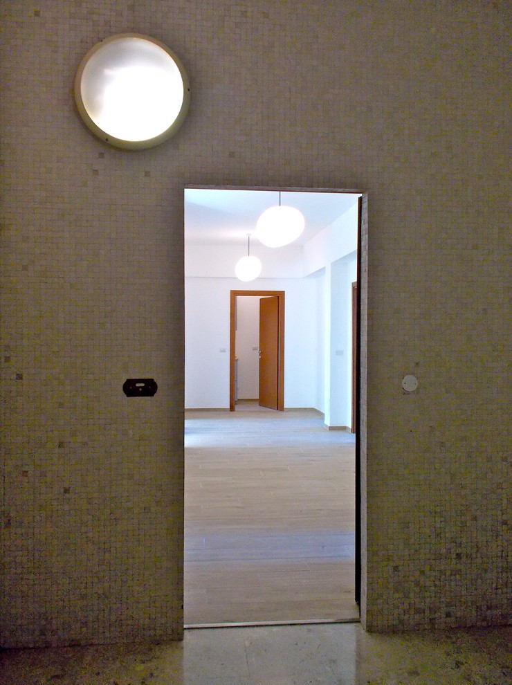 Foto di un ingresso design di medie dimensioni con pareti bianche, pavimento in gres porcellanato e pavimento beige