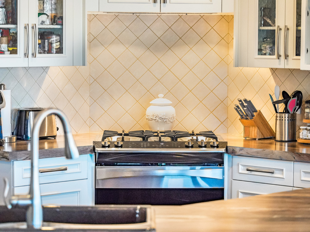 Kitchen - transitional kitchen idea in Calgary