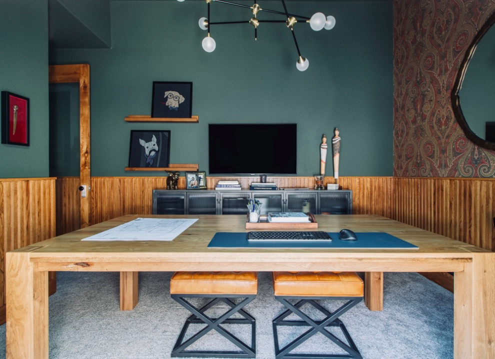 Aménagement d'un petit bureau éclectique de type studio avec un mur vert, moquette, un bureau indépendant, un sol beige et du lambris.