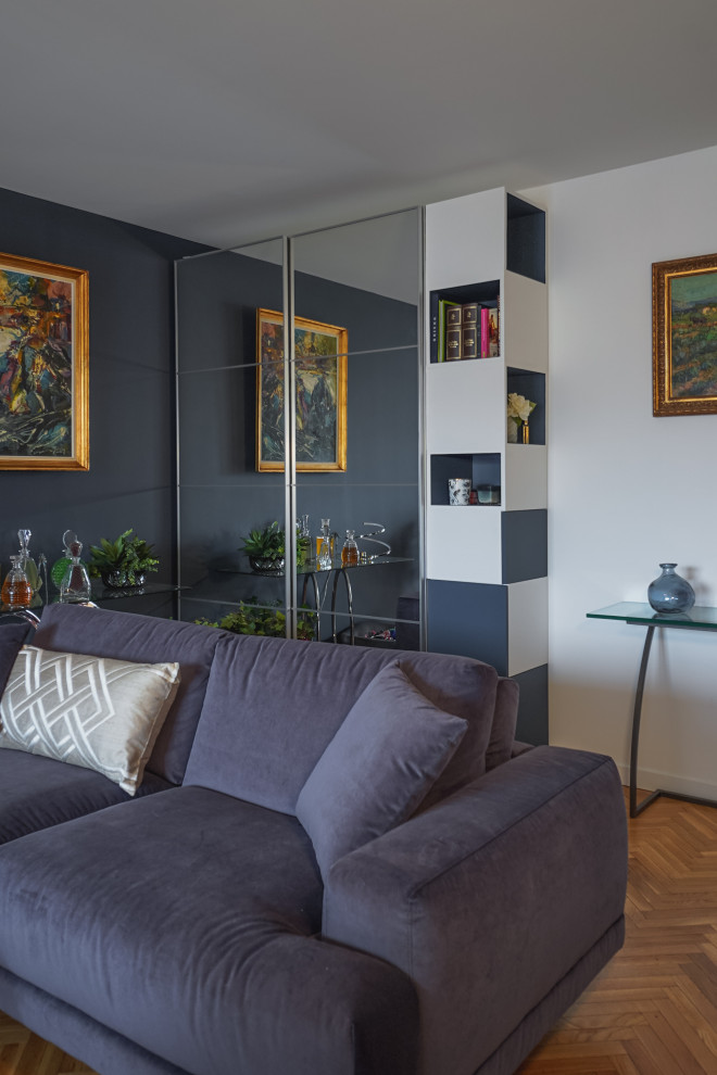 Inspiration pour une salle de séjour traditionnelle de taille moyenne avec un mur bleu et parquet clair.