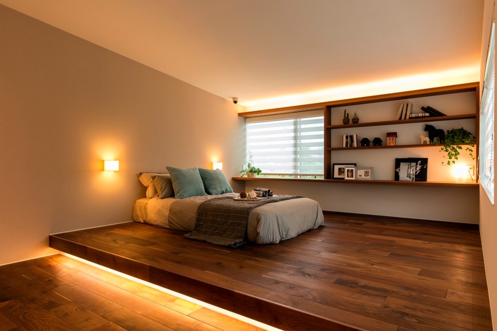 Стильный дизайн: спальня среднего размера в стиле ретро с белыми стенами, темным паркетным полом и коричневым полом - последний тренд