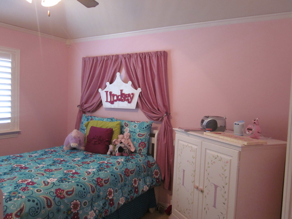 Photo of a traditional kids' room in Dallas.