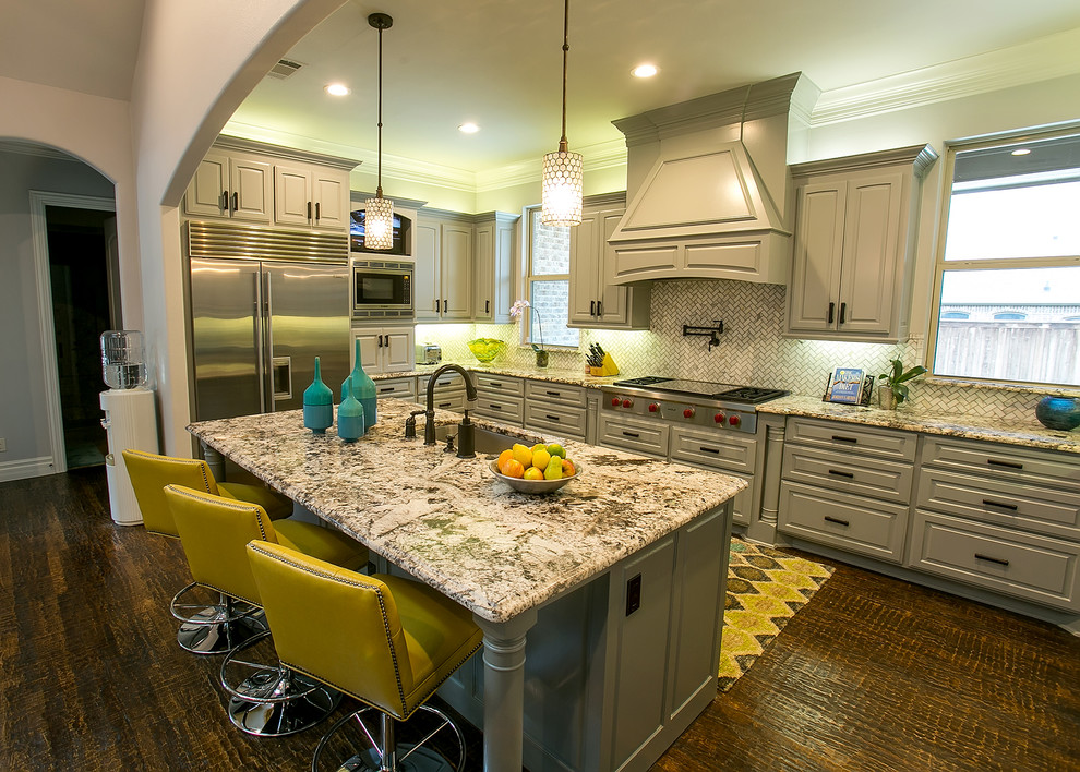 Kitchen - transitional kitchen idea in Dallas