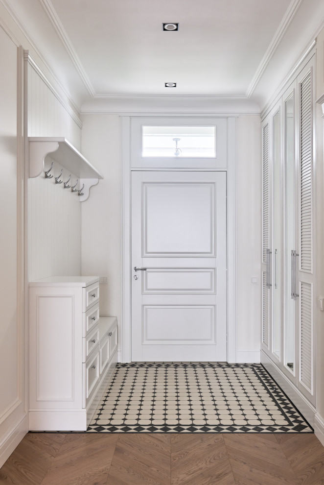 Белый Леон в светлом интерьере