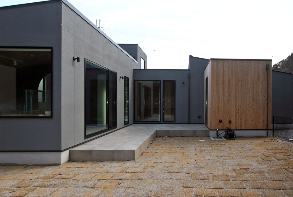 Back full sun garden in Other with an outdoor sport court, lawn edging and a metal fence.