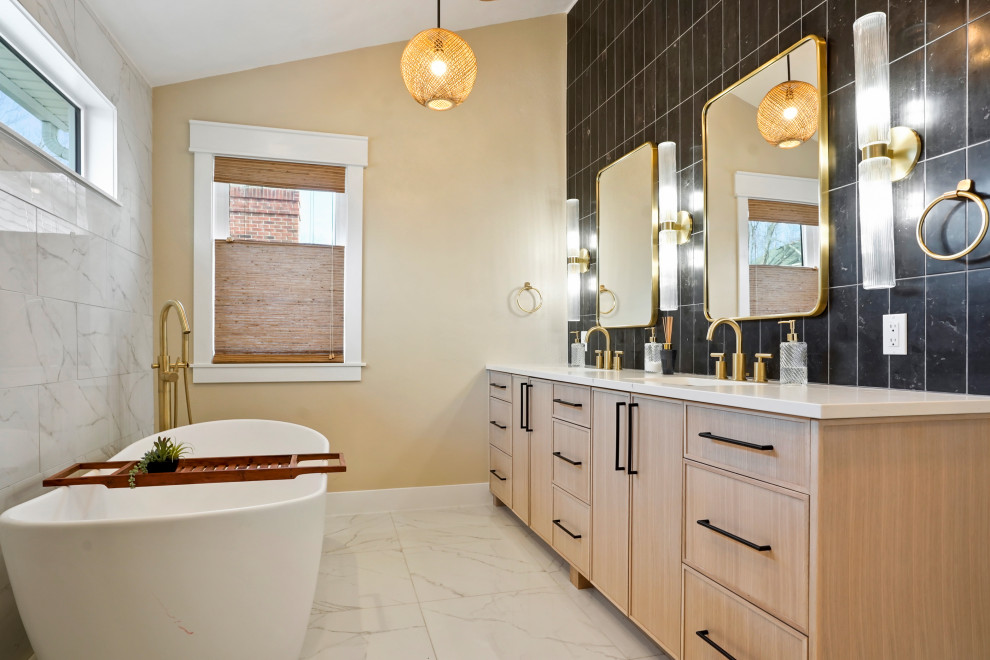 Inspiration för stora moderna vitt en-suite badrum, med luckor med infälld panel, skåp i ljust trä, ett japanskt badkar, en dusch i en alkov, svart kakel, keramikplattor, beige väggar, ett undermonterad handfat och dusch med gångjärnsdörr
