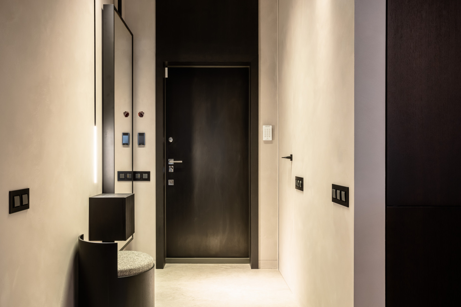 Черно-белая студия с парижским акцентом