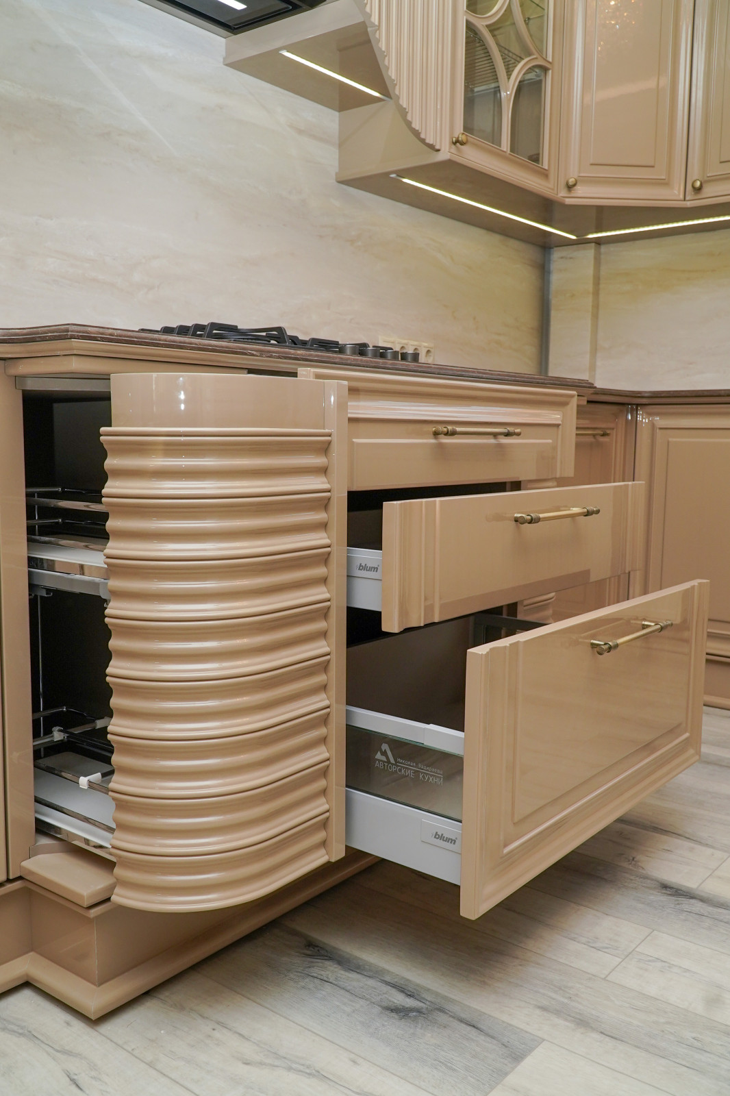 Копия многоуровневой итальянской кухни "Дама"