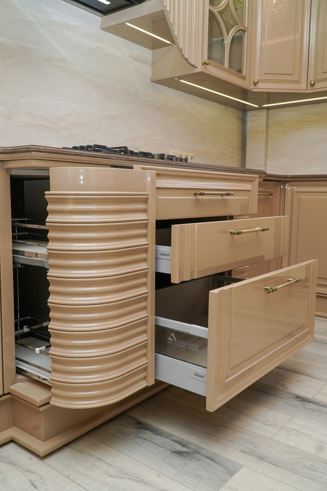 Копия многоуровневой итальянской кухни "Дама"