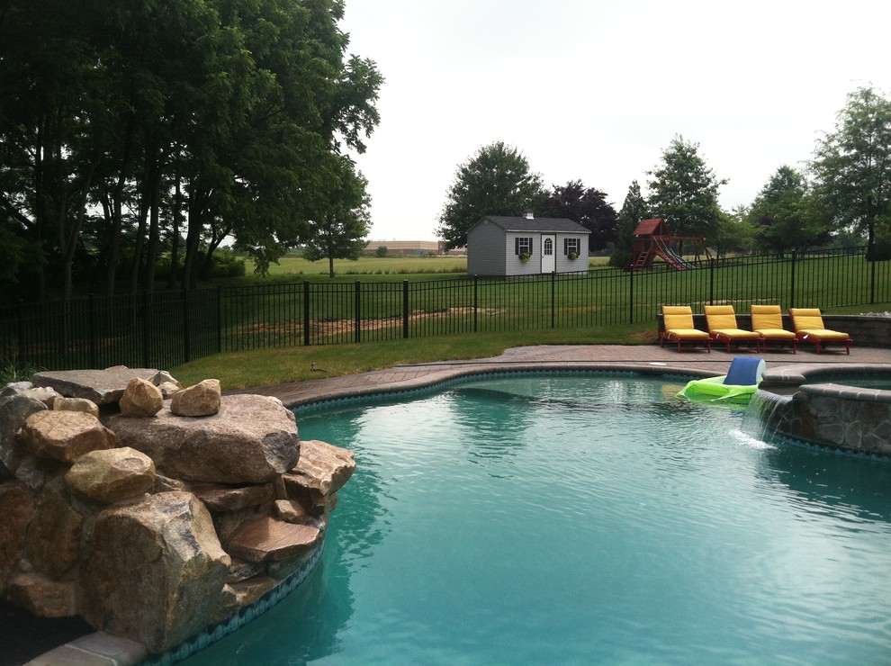 Transitional pool photo in Philadelphia