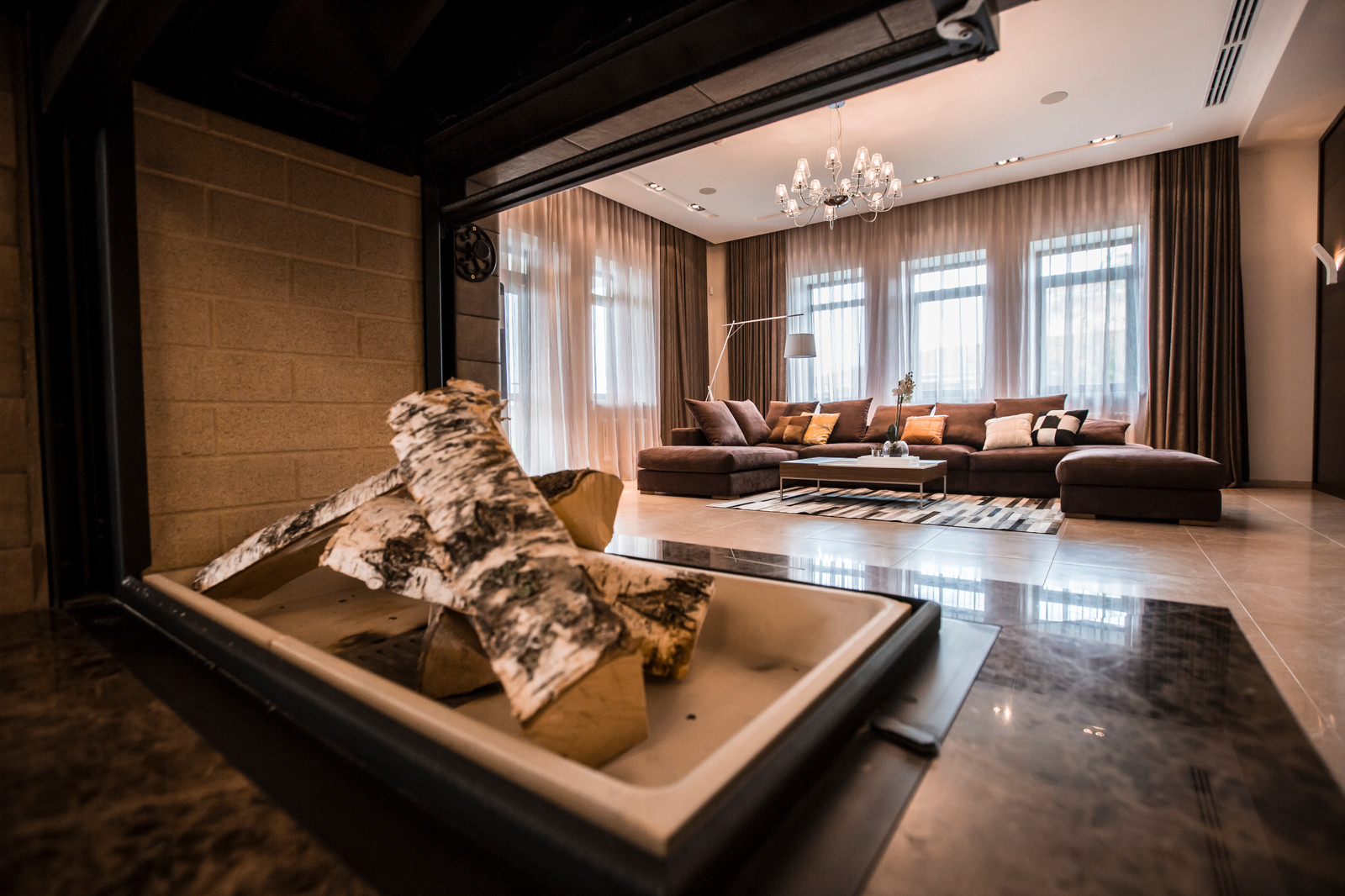 Дом с камином в бежевой гамме