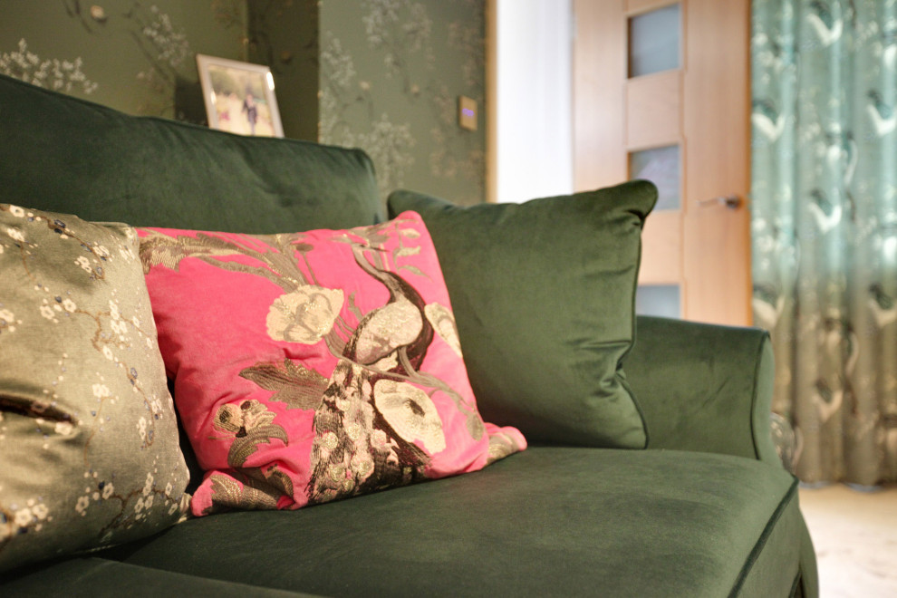 Ejemplo de salón para visitas cerrado clásico pequeño con paredes verdes, moqueta, televisor retractable y papel pintado