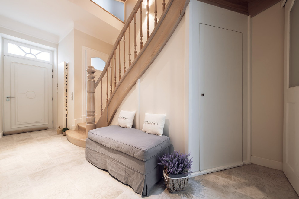 Классическая лестница из дуба с изогнутыми перилами