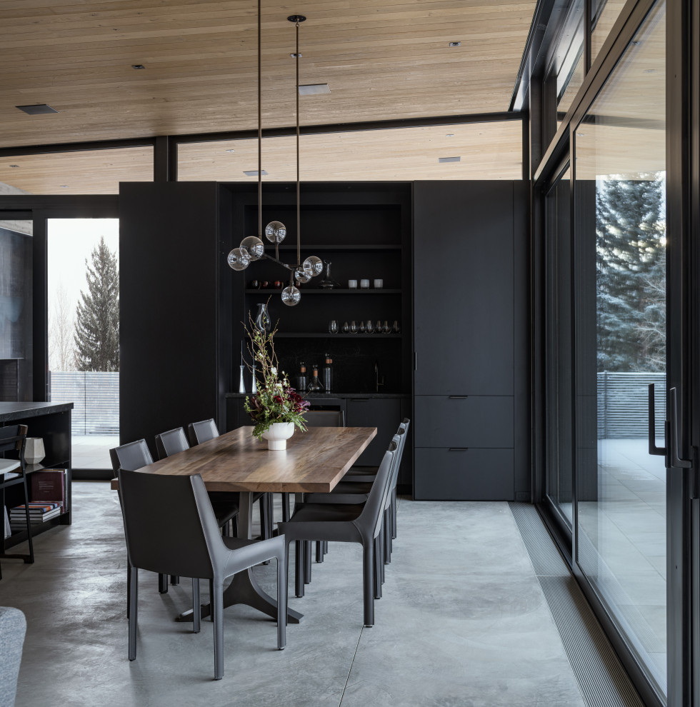 Стильный дизайн: гостиная-столовая среднего размера в стиле рустика с бетонным полом, серым полом и деревянным потолком - последний тренд