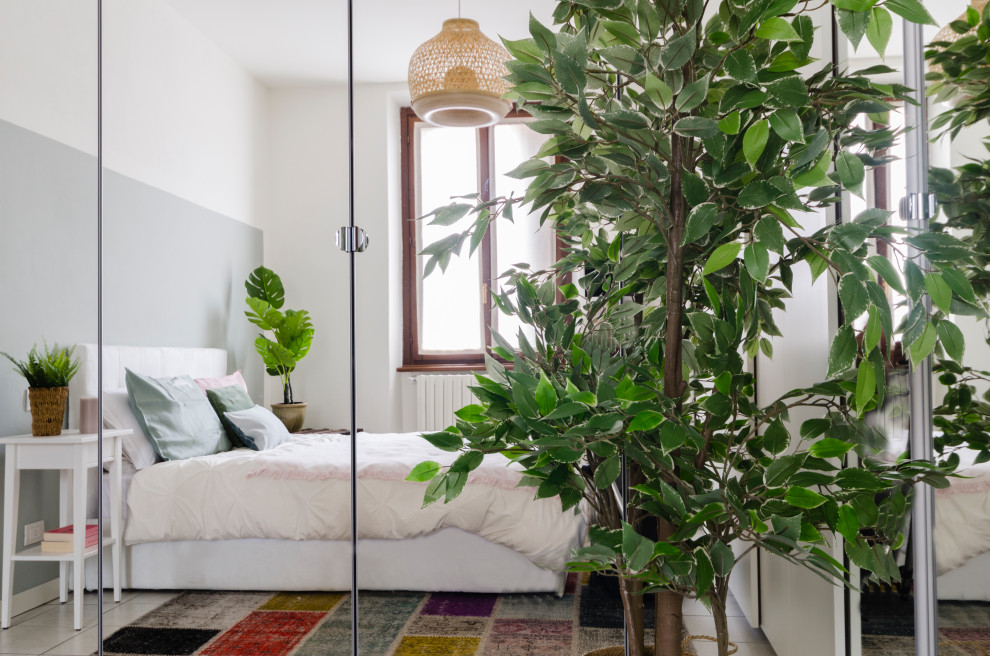 Inspiration pour une chambre parentale minimaliste de taille moyenne avec un mur gris, un sol en carrelage de porcelaine, aucune cheminée et un sol beige.