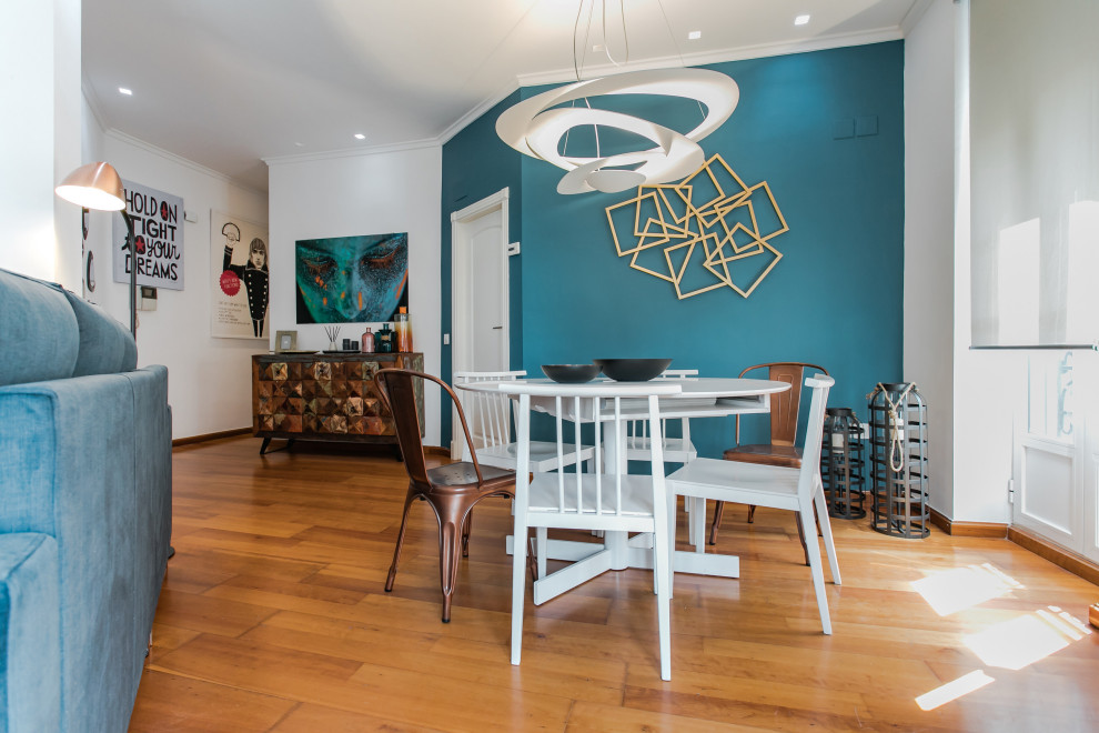 This is an example of a mid-sized eclectic dining room in Valencia.