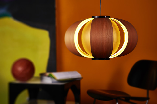 Lámpara Coderch: Un farolillo de láminas de madera y tres tonos de luz